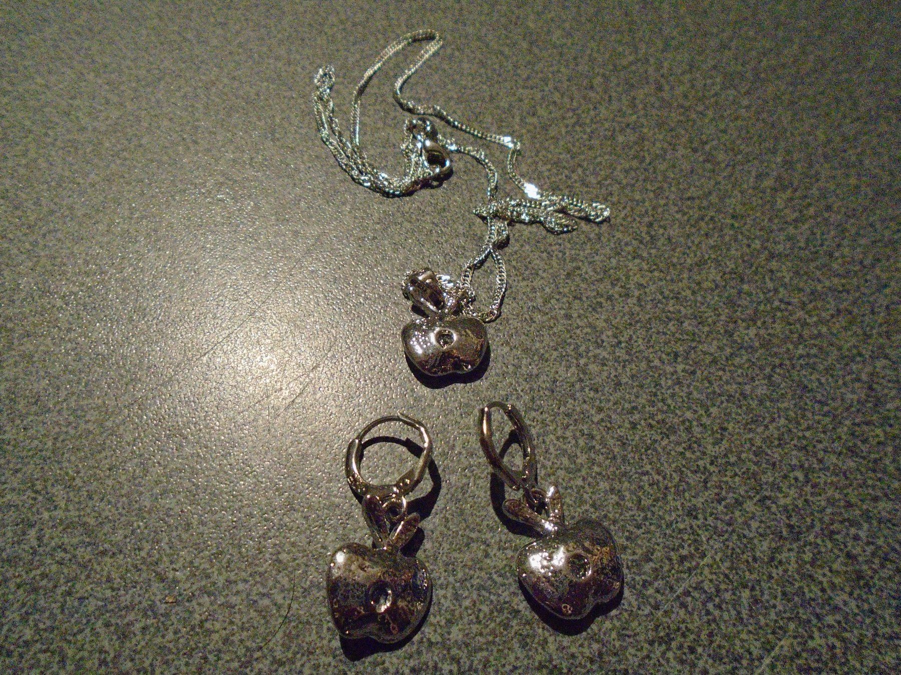 Sonstiger Schmuck: Kette und Ohrringe Apfel, silberfarbig – Neu und originalverpackt aus Zürich von abraxas1291