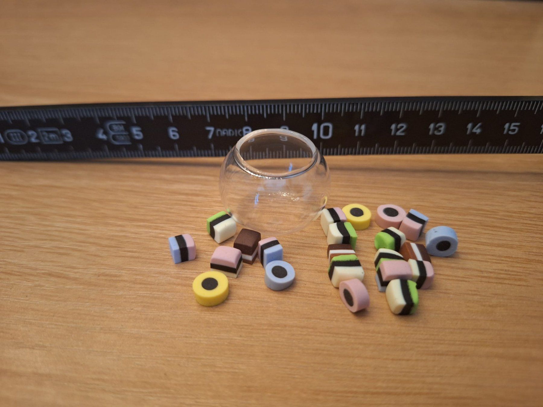 Case e mobili per bambole: Handmade Englische Lakritze Glas – Nuovo (secondo la descrizione) da Zürich venduto da HandmadeTinyFood 1