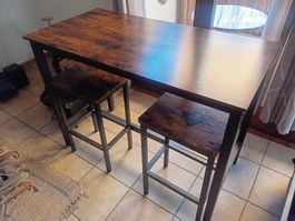 Bartisch mit 2 Barhockern