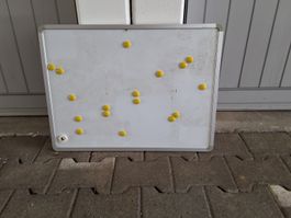 Magnettafel Weiss mit gelben Magneten