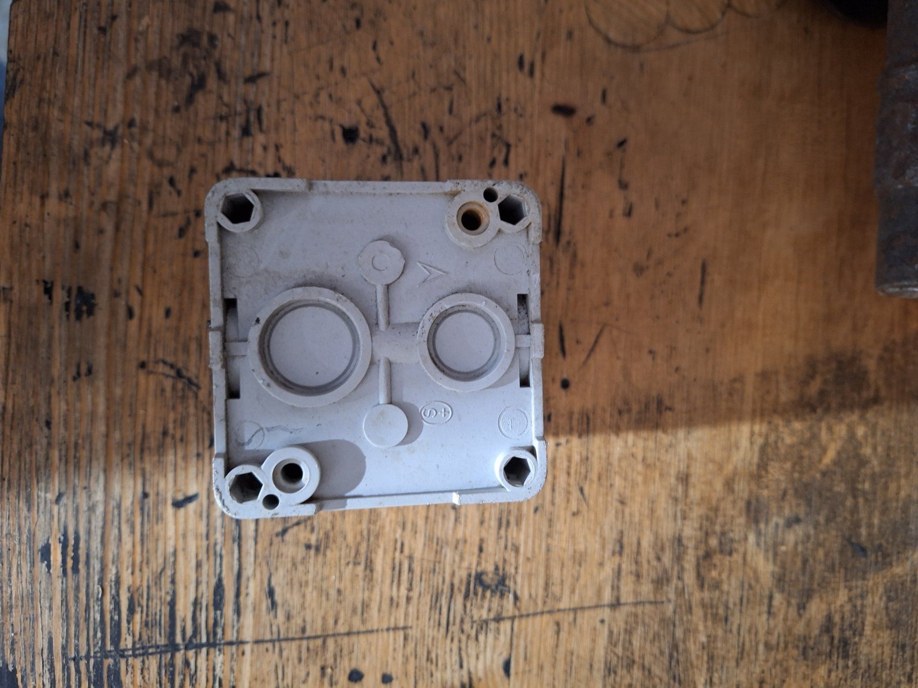 Spine: Steckdose Aufputz IP55 mit Klappdeckel gebraucht – Usato da Recherswil venduto da Toby.sk55 2