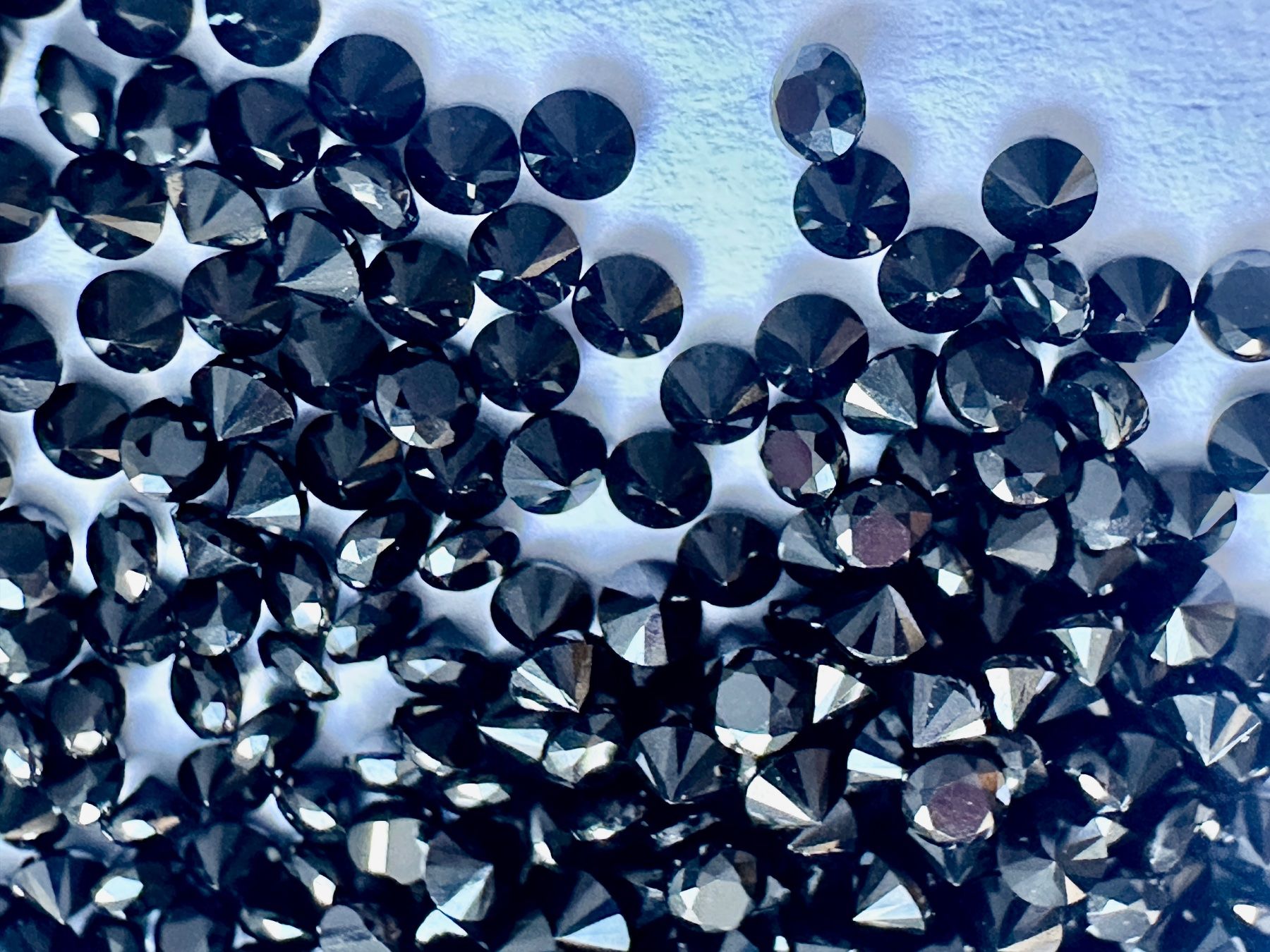 Edelsteine: 50 St fein brillantgeschliffene Black Onyx-Pointer 1,5 mm – Neu (gemäss Beschreibung) aus Langenthal von Seelenfreunde 7