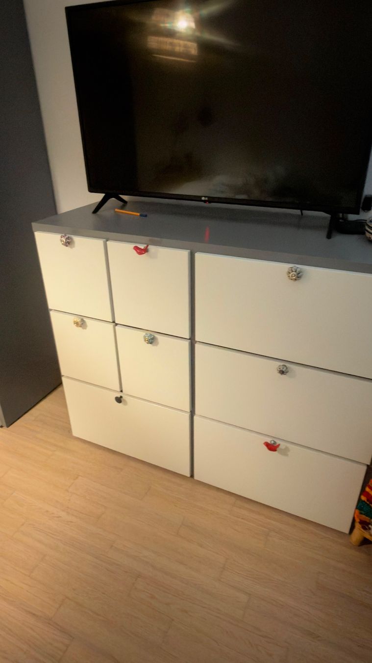 Ikea Cassettiere: Kommode mit 8 Schubladen, grau/weiß, 122x96 cm – Usato da Dietikon venduto da Jacob-Alexandre