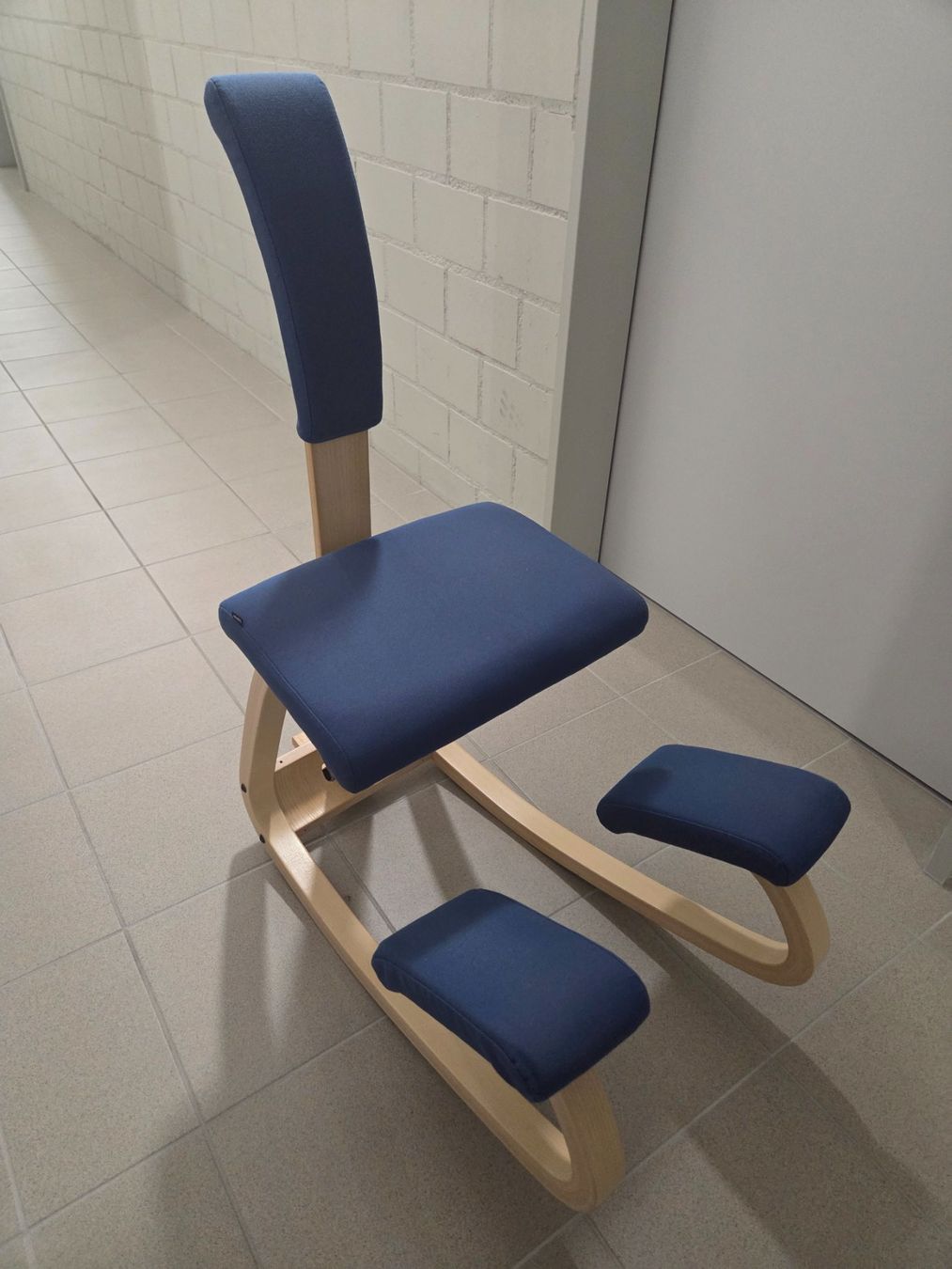 Varier sedia ergonomica inginocchiatoio in legno blu usata (Usato) a ...