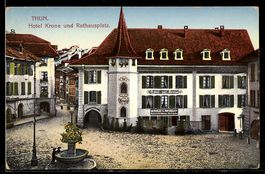 AK Thun, Hotel Krone und Rathausplatz mit Straße aus der Vog