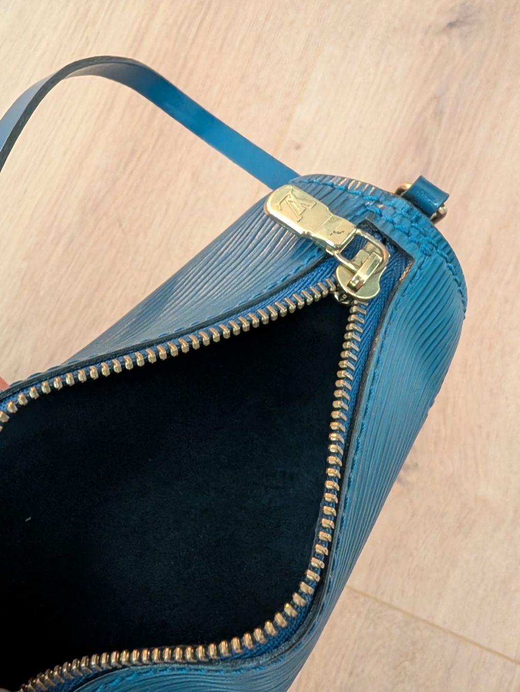 Louis Vuitton Borse da donna: Louis Vuitton Mini Soufflot Epi Blue – Nuovo (secondo la descrizione) da Schwerzenbach venduto da may_5qnm 3