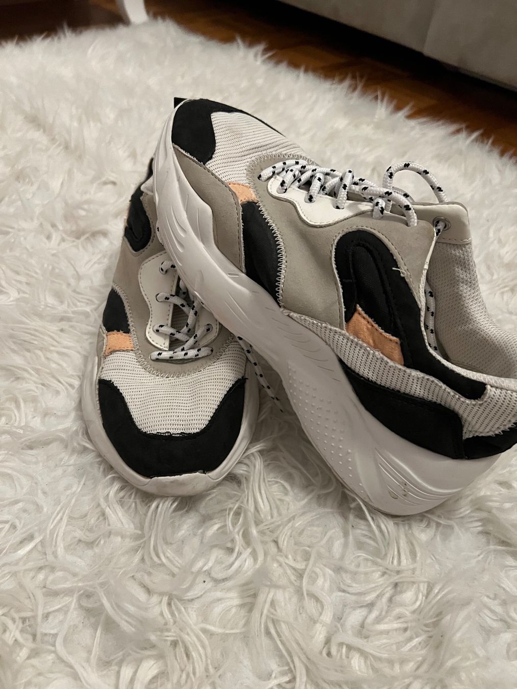 Scarpe da donna: Baskets tendance beige et noires, pointure 38 – Usato da Lausanne venduto da arm_7t8p