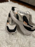 Baskets tendance beige et noires, pointure 38