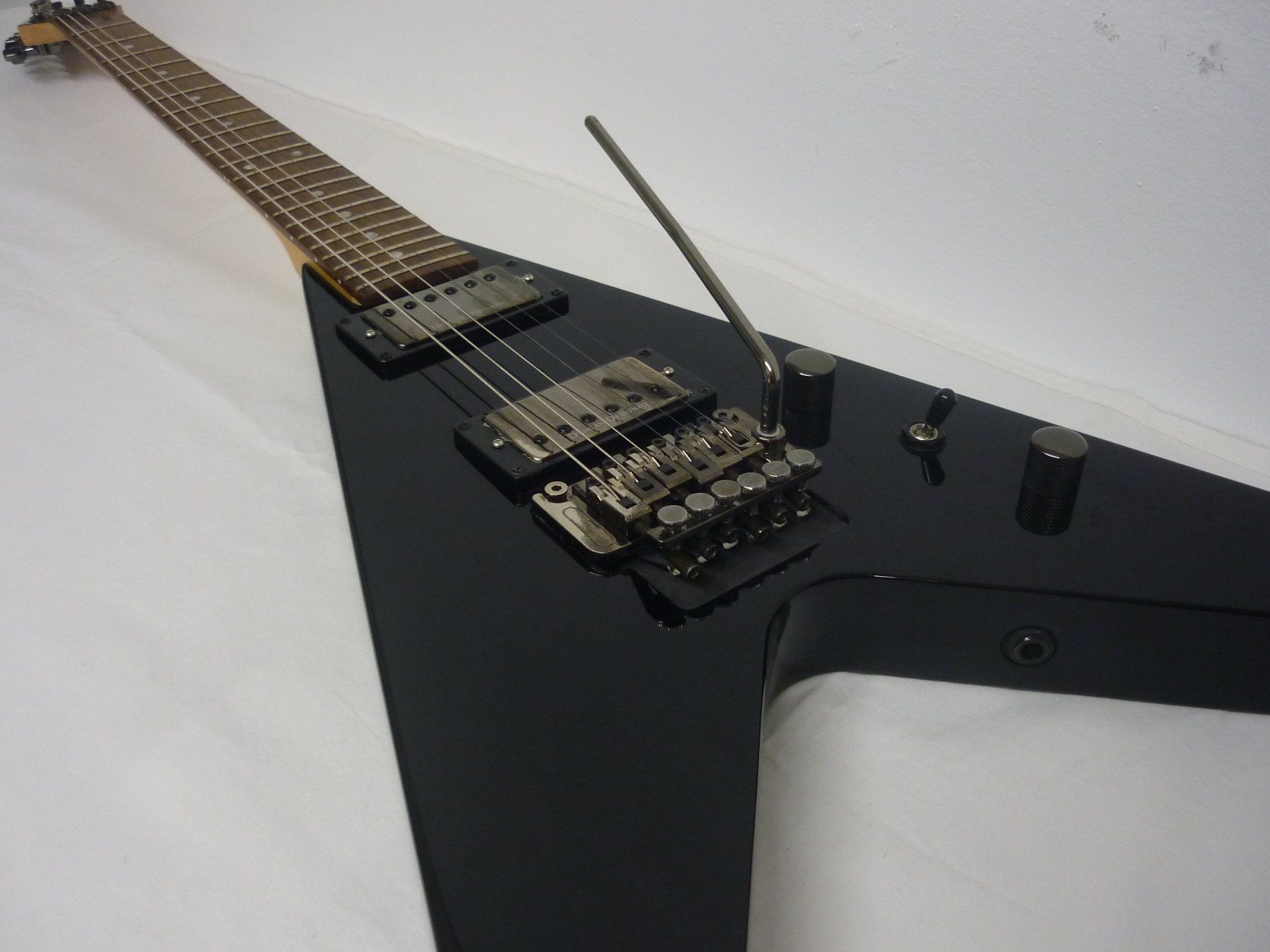 Strumenti musicali: E-Gitarre ARIA XX Series Flying V – Usato da Maienfeld venduto da John13