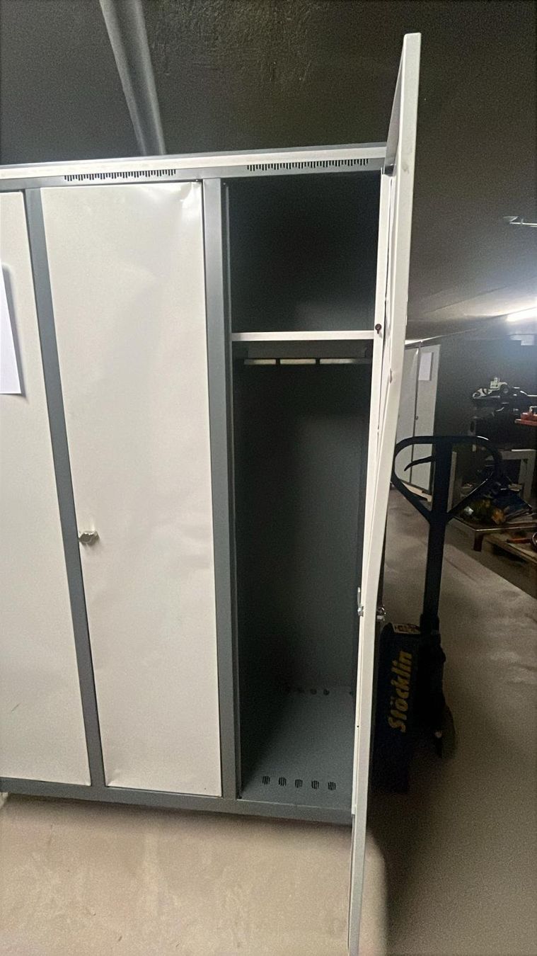Lista Guardaroba: Lista Graderobenschrank, Spind 3fach – Usato da Berlingen venduto da mar_j9wt