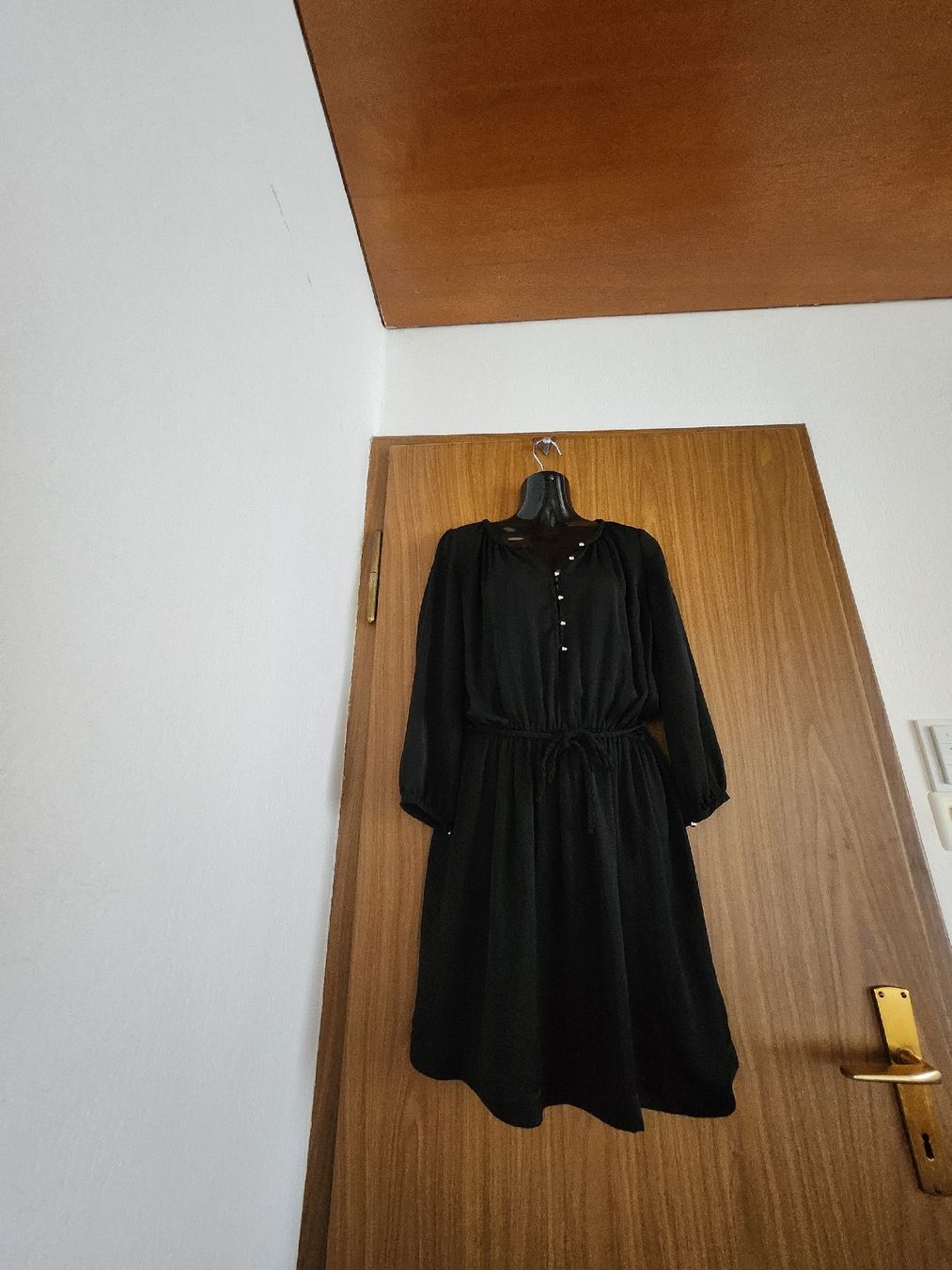 Sandro Vestiti: Robe noire Sandro taille 1(S/M) boutonnée, taille élastique – Usato da Niedergösgen venduto da Eva2410 3