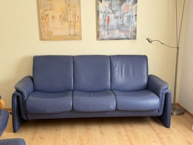 Pfister Sofas: Ledersofa blau, 3 Plätze – D'occasion à Rothenburg par Betty690