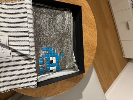 Anya Hindmarch Clutch – Silber mit Pixel-Design
