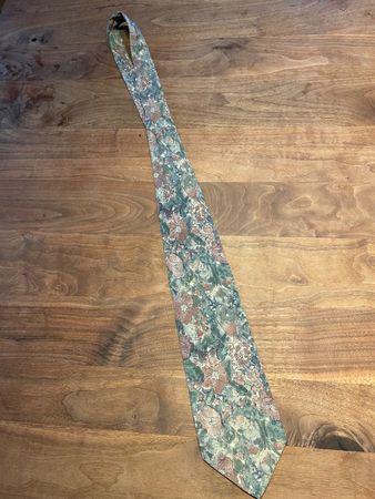 Krawatte mit Blumenmuster