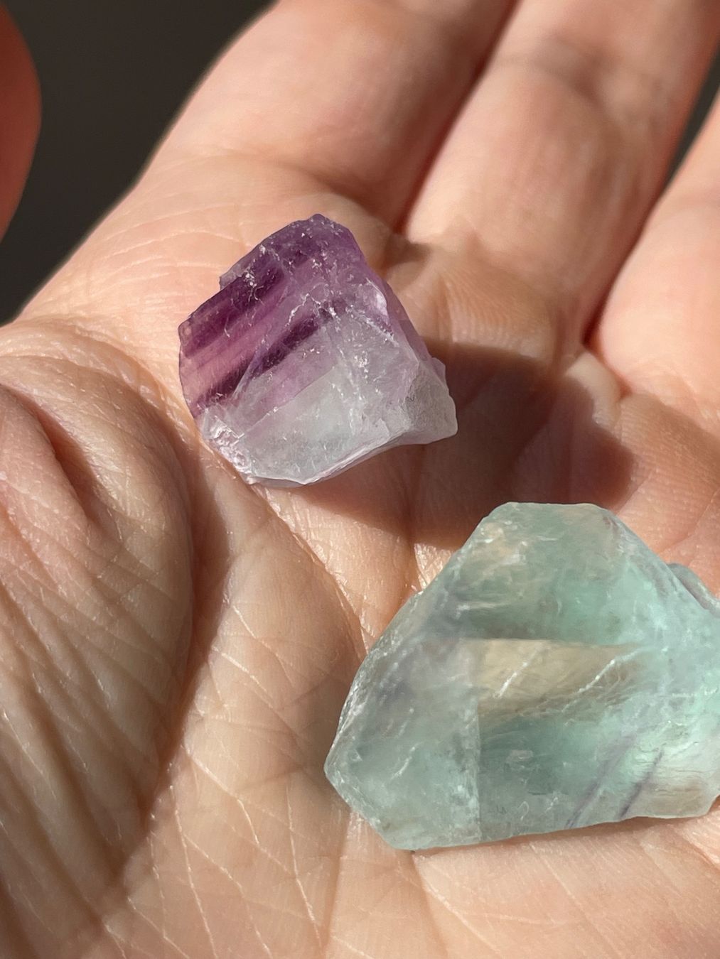 Mineralien & Heilsteine: Regenbogen-Fluorit-Rohstein 2 Stück – Neu und originalverpackt aus Schiers von sisikristall 2