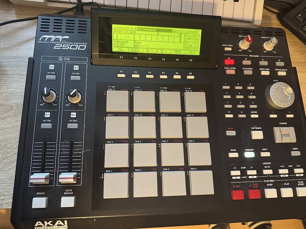 Instruments de musique: AKAI MPC 2500 – D'occasion à Oberengstringen par vta_9x92