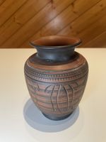 Vase ancien en terre cuite décoratif