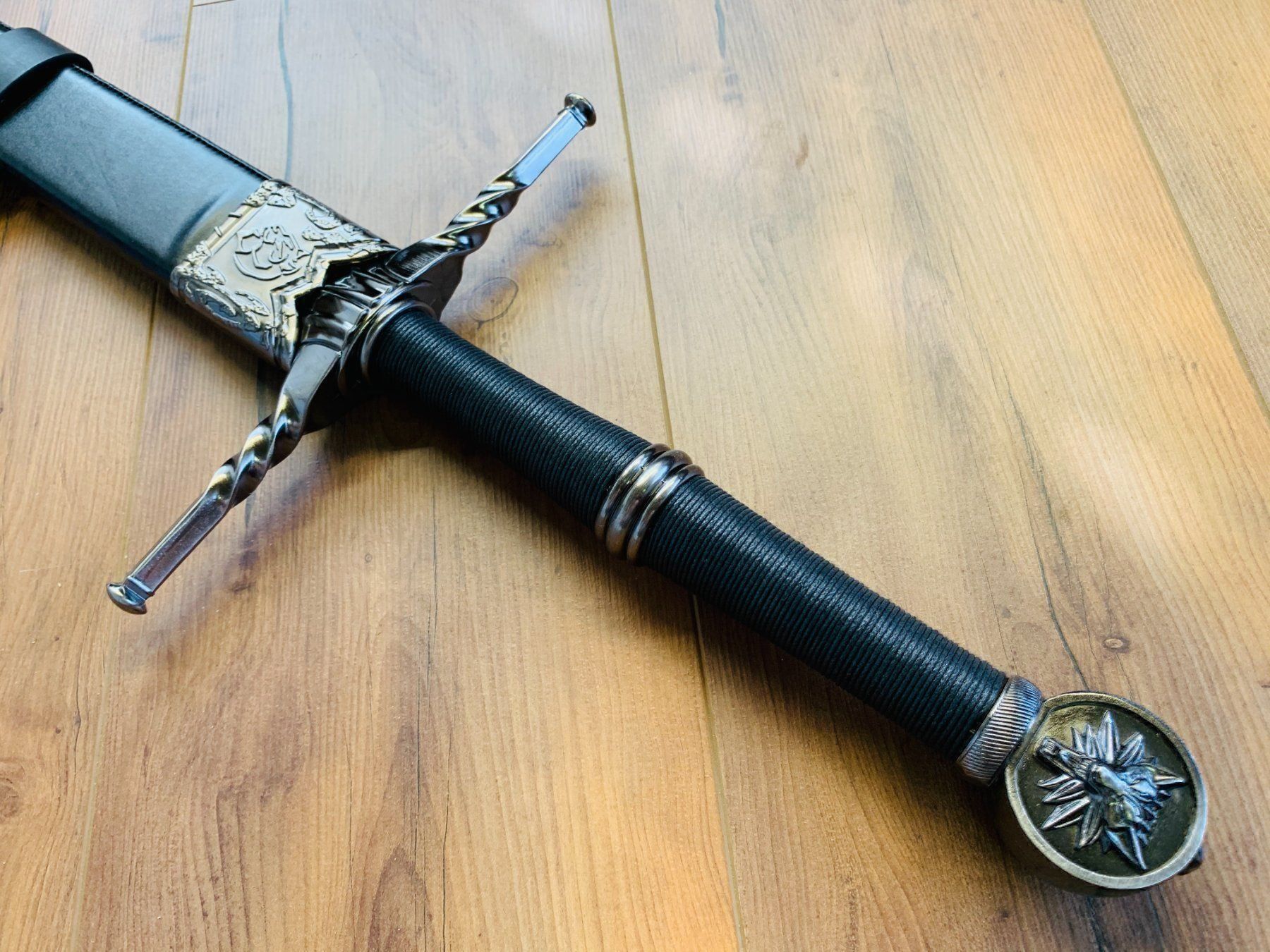 Altre raccolte & rarità: The Witcher Hunt SCHWERT Stahl 130cm – Nuovo e nell'imballaggio originale da Bergdietikon venduto da shopAgent 2