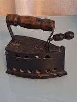 Altes Bügeleisen mit Holzgriff, Gussein, Sammlerstück