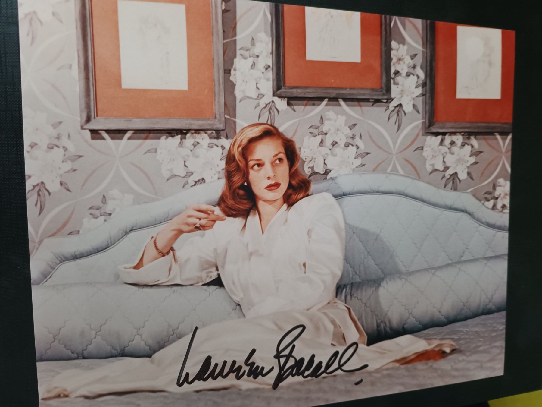 Autografi: Lauren Bacall - handsigniertes Großfoto – Usato da Menziken venduto da Artographs