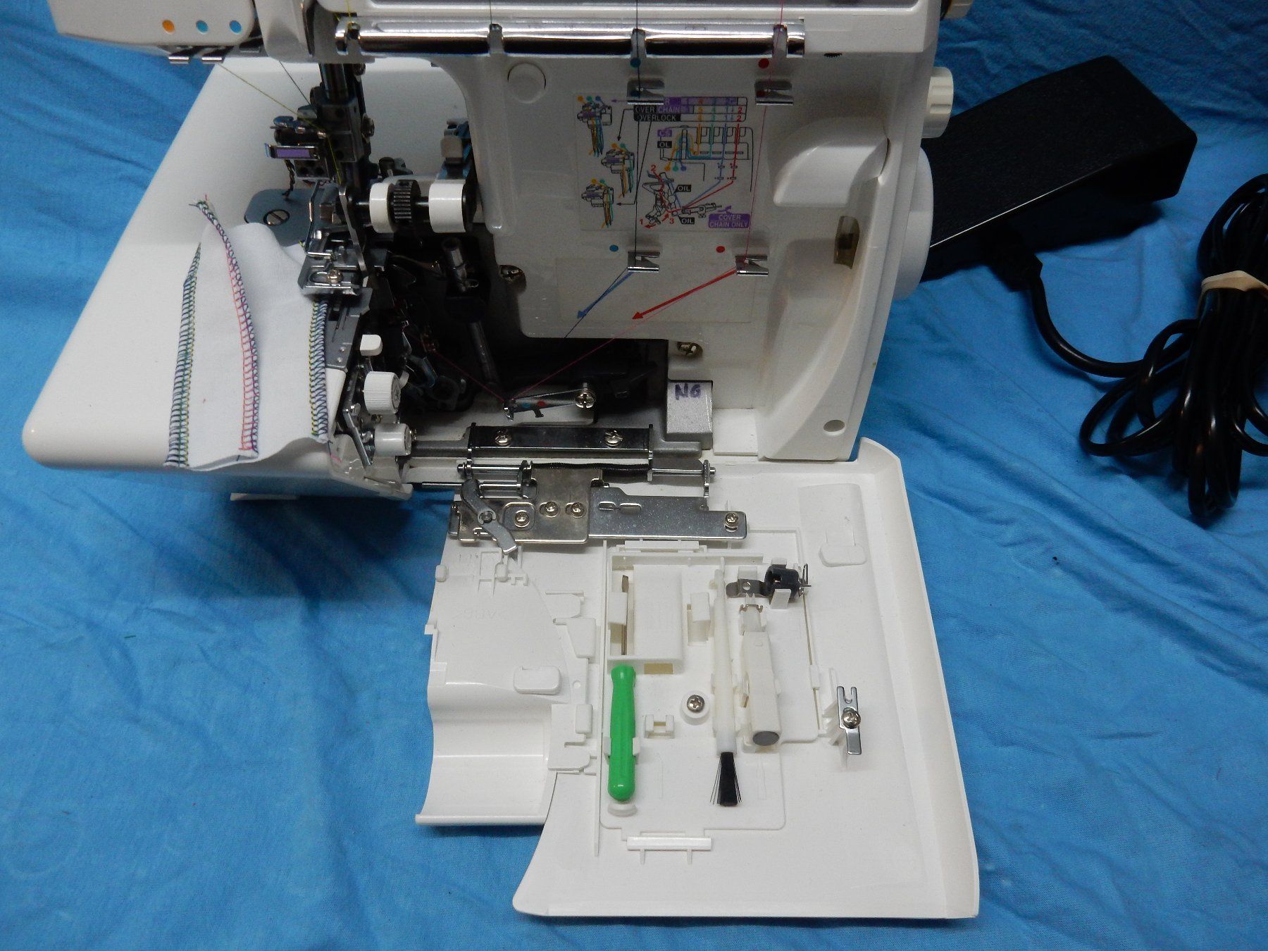 Bernina Macchine da cucire: Bernina Overlock 1300 MCD Ab Fr. 10.00 – Usato da Watt venduto da Mariposa49 3