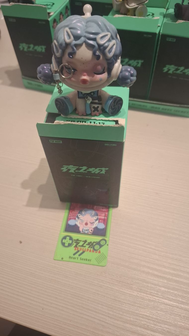 Pop Mart Statuette: Skull Panda - Città della Notte Serie Completa! – Usato da Monte Carasso venduto da Buttefly 5