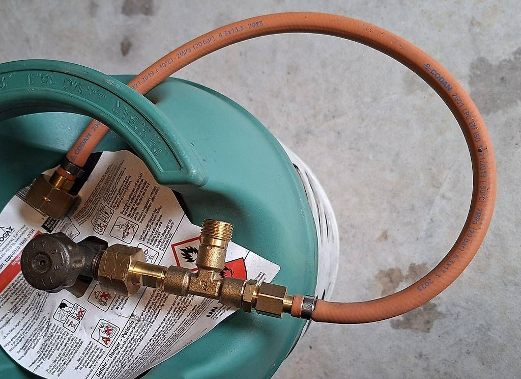 Apparecchiature e tecnologia a gas: Gasflaschen Y-Stück – Nuovo e nell'imballaggio originale da Altdorf UR venduto da Muckduck