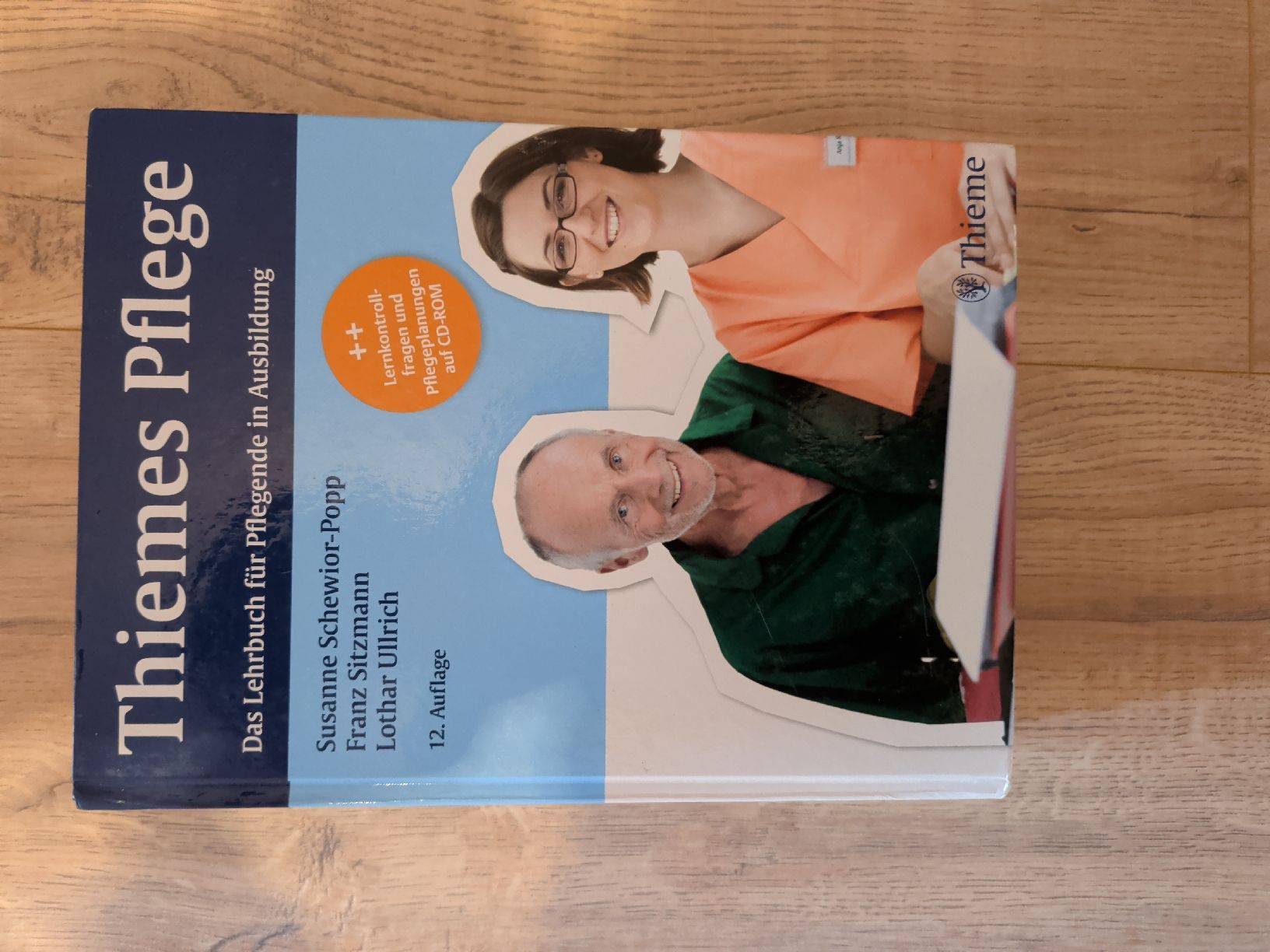 Libri: Thiemes Pflege – Usato da Sarmenstorf venduto da Schneekettenpflicht