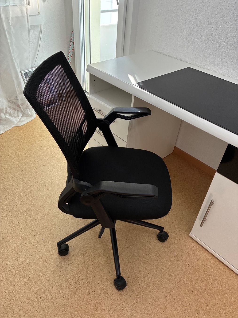 Bureaux: Schreibtisch mit Bürostuhl – D'occasion à Pfäffikon ZH par C.Benz1 5