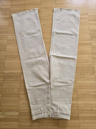 Trendige, beige Hose, ungetragen, elastisch, Grösse 32