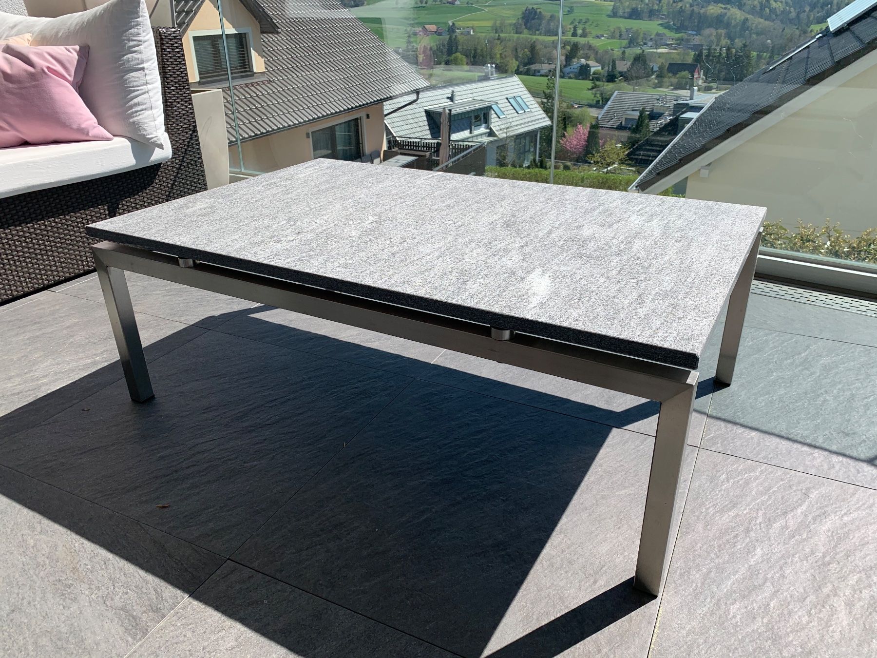 Tavoli: Wohnzimmertisch Granit – Usato da Zumikon venduto da KAT024