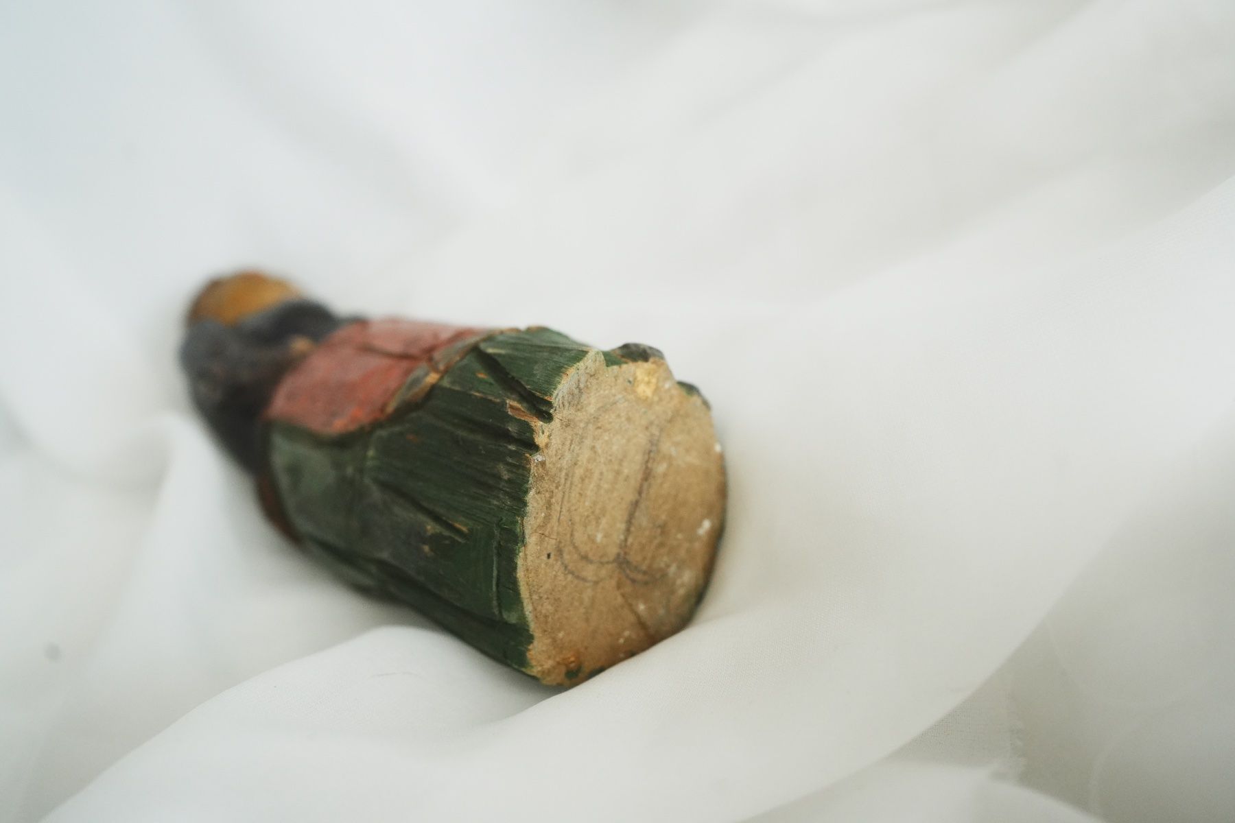 Statuette: Handgeschnitzte Holzfigur einer sitzenden Frau mit Handspieg – Usato da Volketswil venduto da HeredisAntiques 5