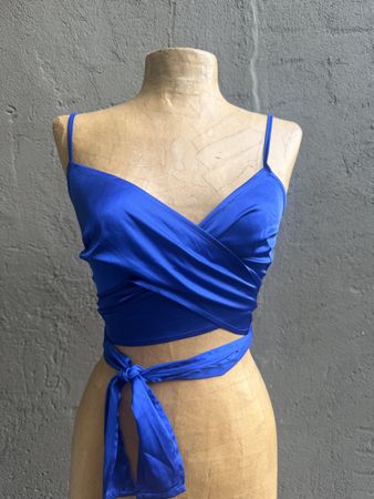 Top bleu satiné style portefeuille taille S neuf