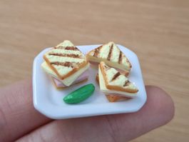 Puppenhaus Grilltoast mit Essiggürkli