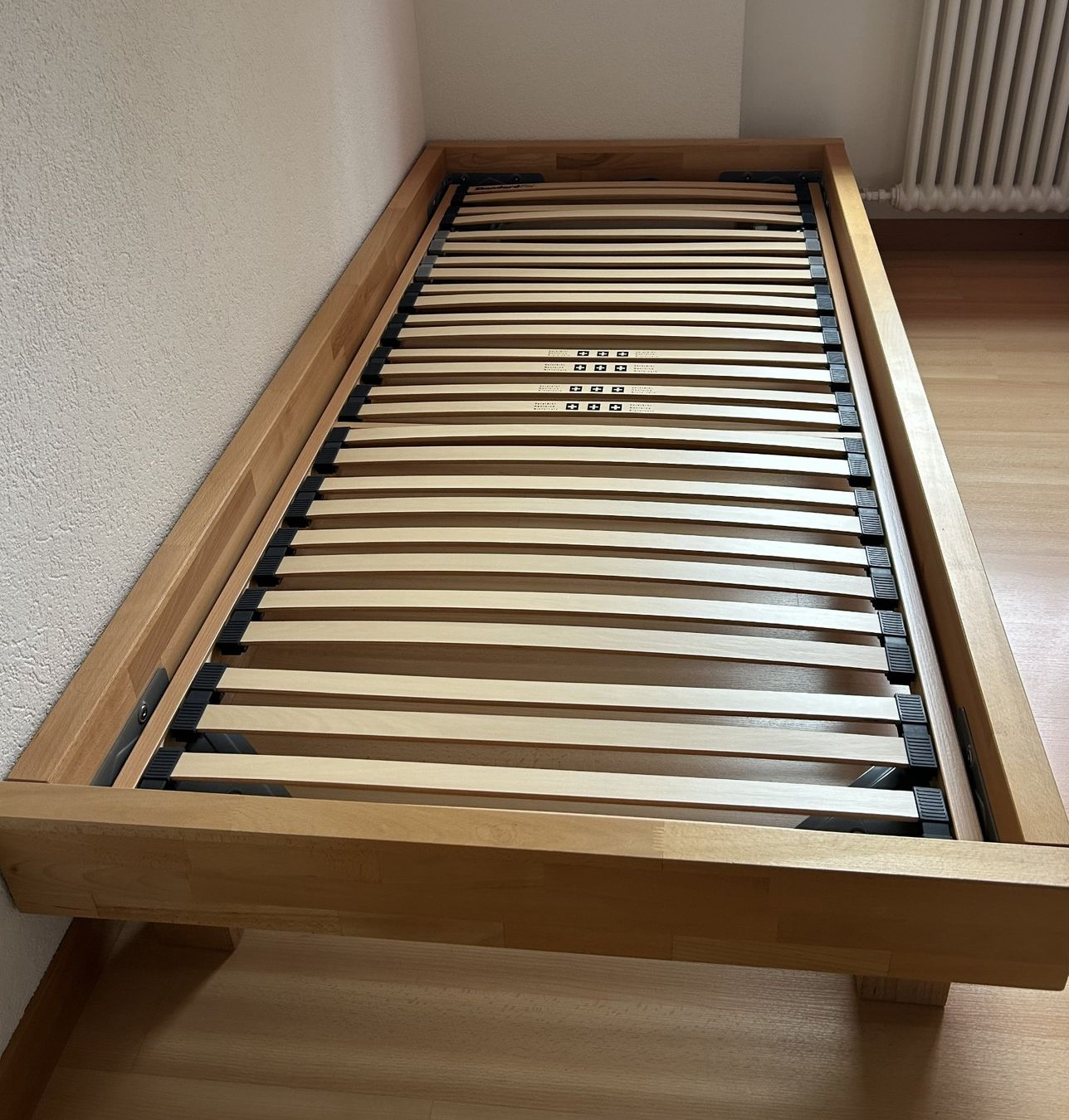 Micasa Betten: Lit simple en bois clair avec sommier – Gebraucht aus Nyon von Galven23