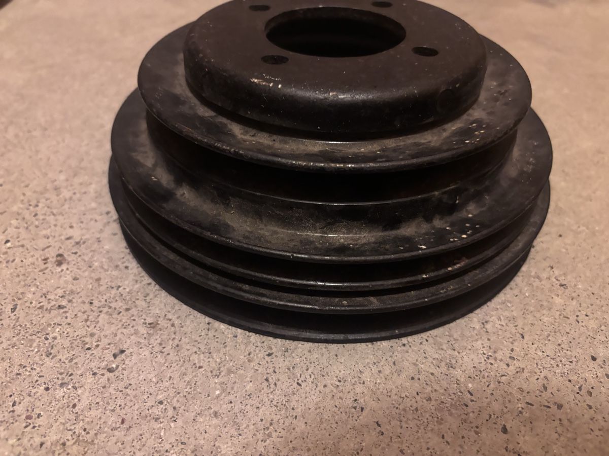 Ford Tutti pezzi di ricambio auto: Ford 302/289 Riemenscheiben  – Usato da Zürich venduto da Sutecs 3