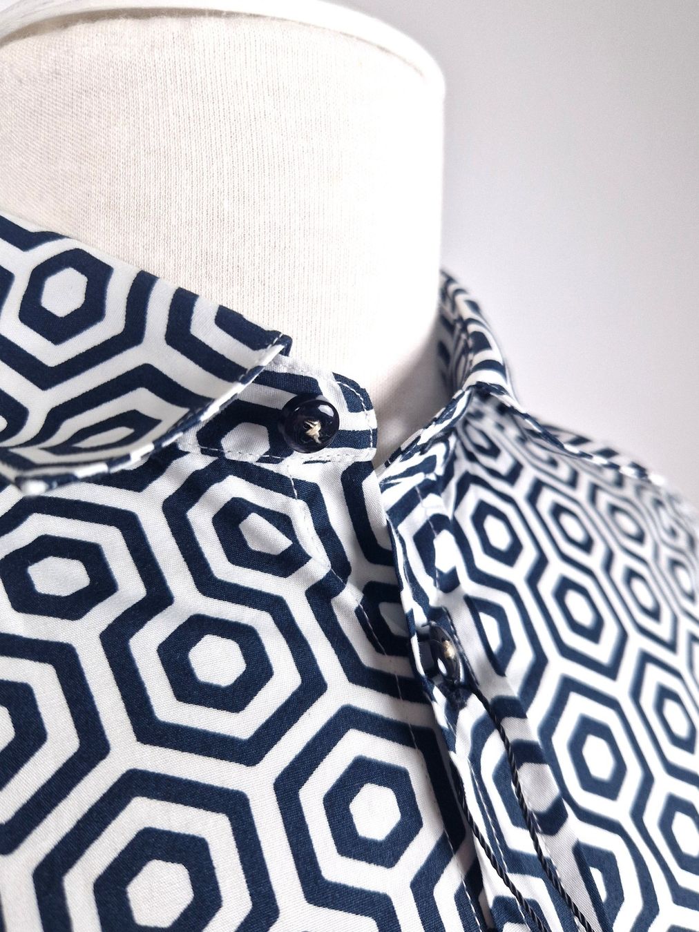 Hemden, T-Shirts & Polos: Coton Doux Kinderhemd Hexagonmuster, Gr. 164 – Neu und originalverpackt aus Basel von Restwert_Basel 3