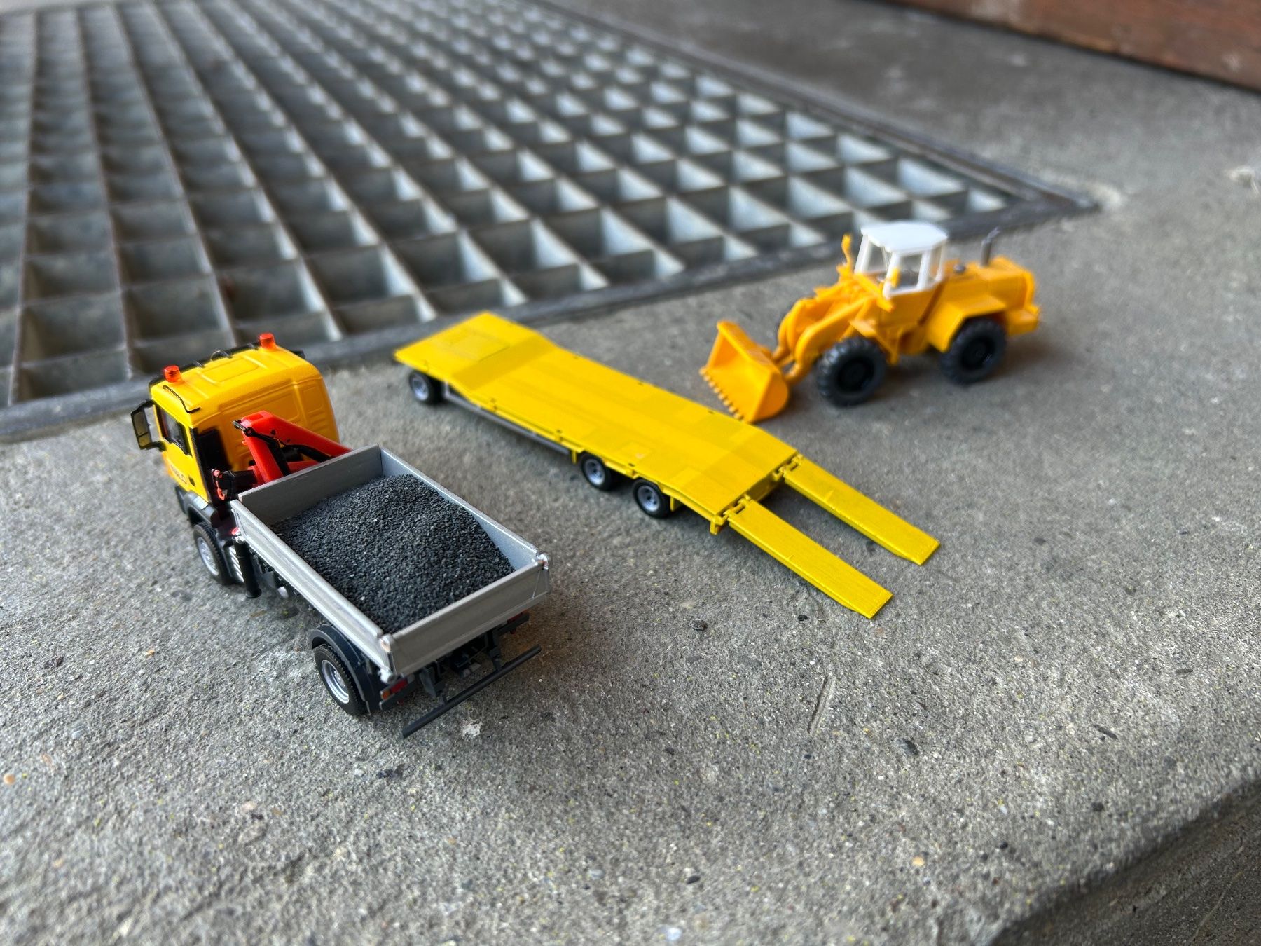 Herpa Modellini d'auto: MAN Kranwagen mit Anhänger – Nuovo (secondo la descrizione) da Meienried venduto da janosch7 2