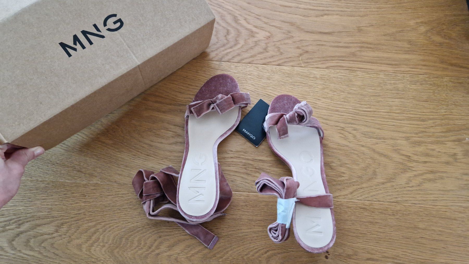 Scarpe da donna: Neue Mango Samt Sandale rosa Schleife Gr. 38 – Nuovo e nell'imballaggio originale da Erlinsbach SO venduto da ULIKH 5