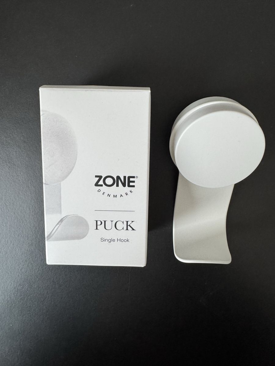 Ferramenta: Zone Denmark - Puck Hook Haken mit Saugscheibe weiss – Nuovo e nell'imballaggio originale da St.Gallen venduto da Isnisodo 2
