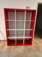 Rotes Kallax Regal mit 12 Fächern
