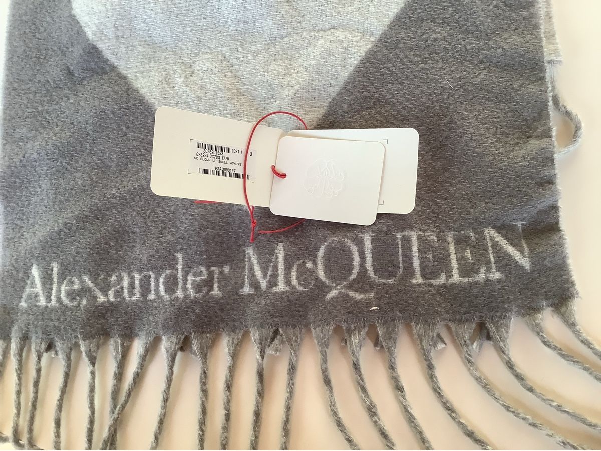 Alexander Mcqueen Foulard & Sciarpe: Alexander MCQUEEN Shawl – Usato da Zug venduto da natiak01 1