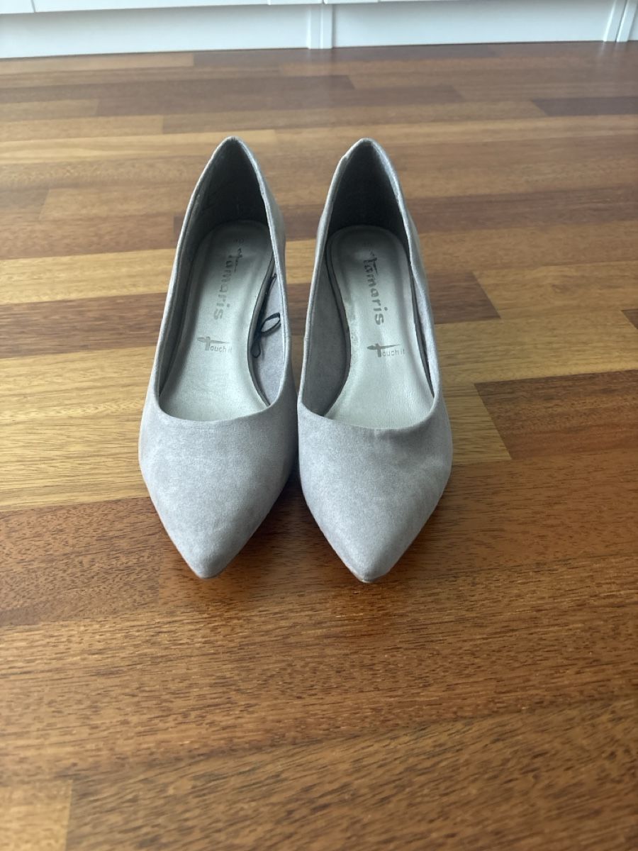Tamaris Scarpe da donna: Damenschuhe Pumps grau Grösse 40 – Usato da Nänikon venduto da Caro8989 1