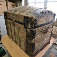 Antike Reisetruhe / Koffer mit Holz Rarität