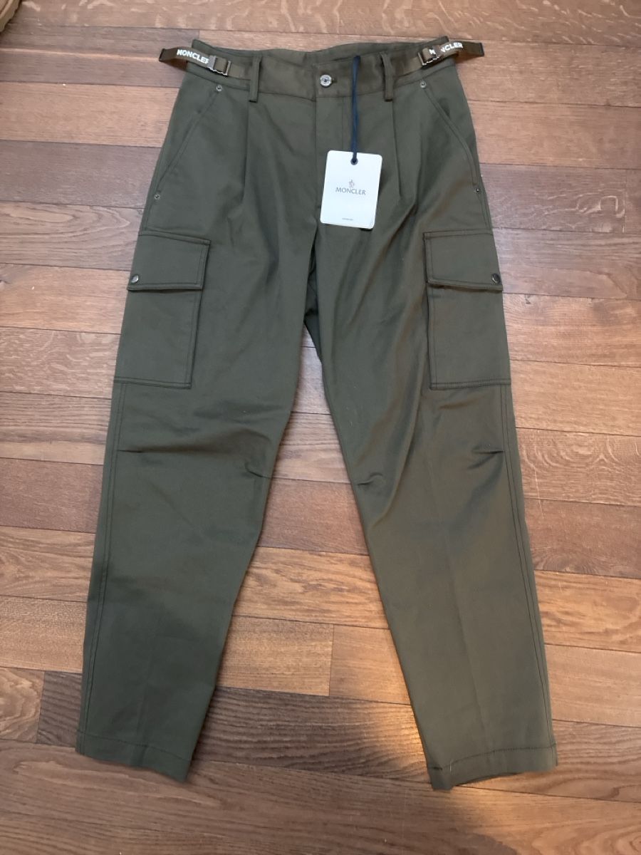 Moncler Pantaloni: Moncler Cotton Gabardine Cargo Trousers – Nuovo (secondo la descrizione) da Muri b. Bern venduto da t29_f8y7