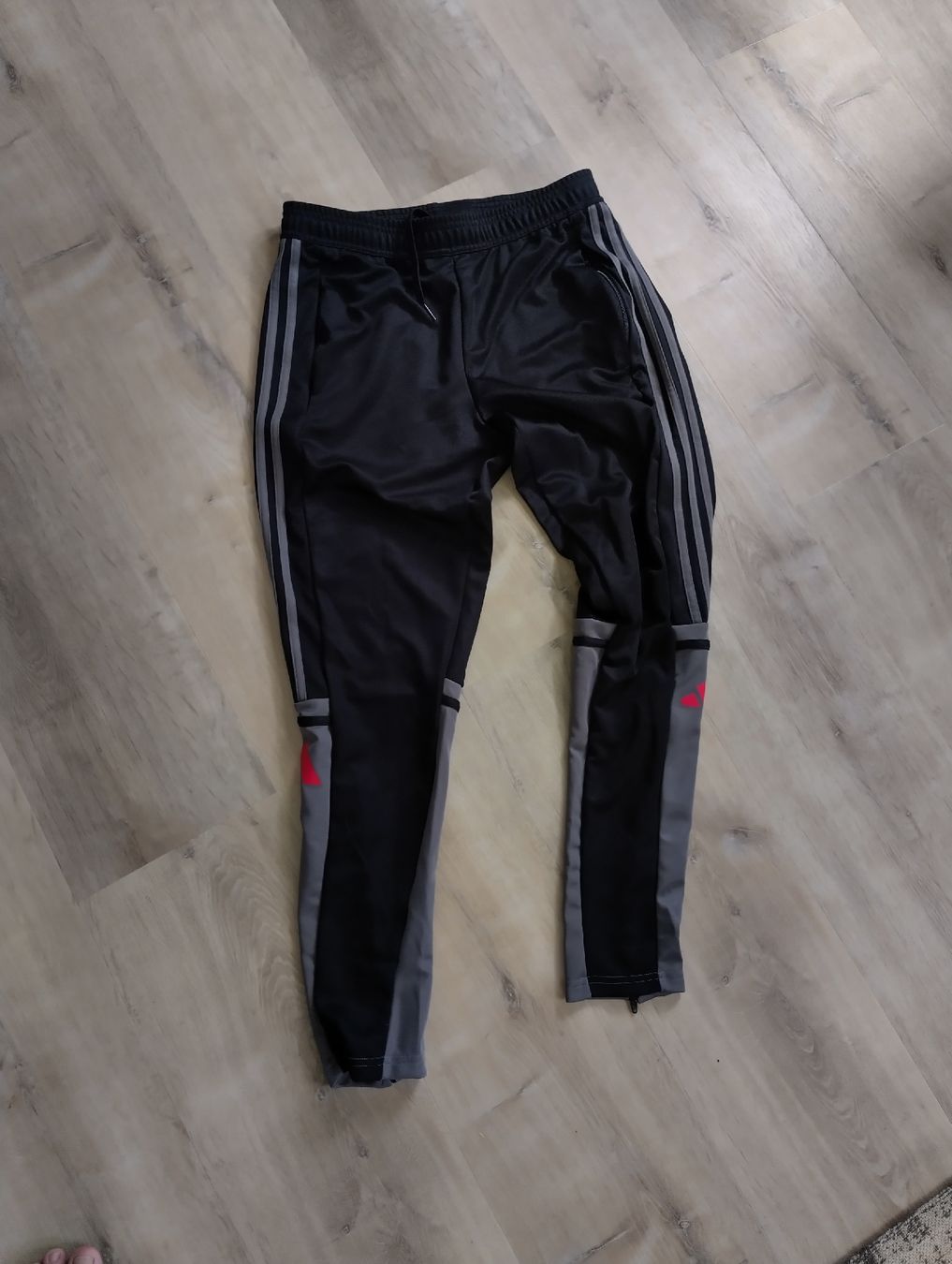 Adidas Pantaloni: Adidas Trainingshose M – Usato da Dättwil AG venduto da Kleinaberfein
