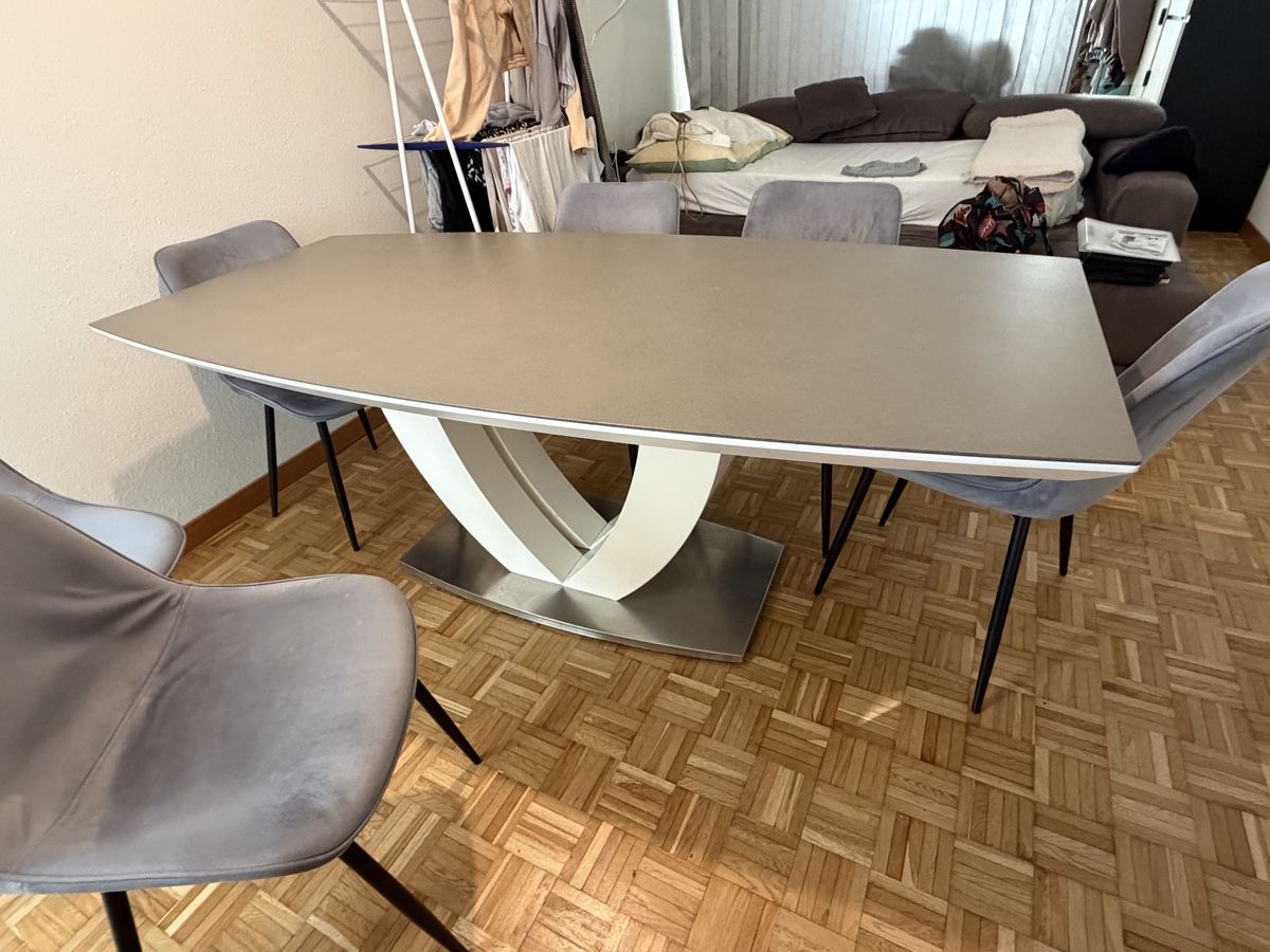 Set di tavolo e panche: 1 Holztisch + 6 Stühle – Usato da Nussbaumen AG venduto da GustavoFPozza 1