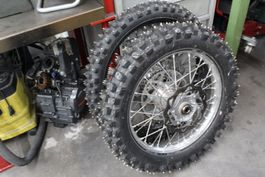 Satz Enduroräder mit Spikes