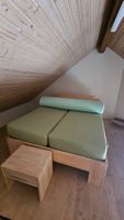 Holzbet mit Nachttisch inklusive Matratze und Lattenrosten