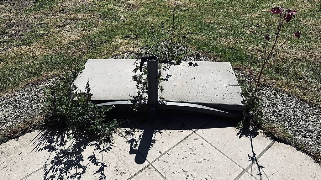 Altro: Sonnenschirmständer inkl. Vier Betonplatten  – Usato da Niederuzwil venduto da ciclone82